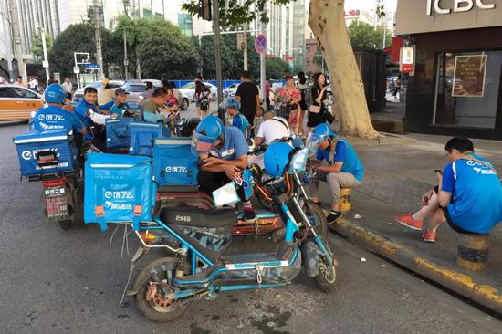  2018年8月24日，武汉，饿了么外卖小哥在汉口街头休息。图 | 视觉中国