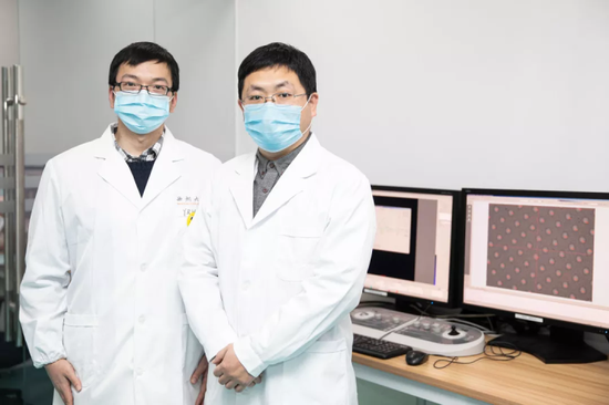 周强（右）和鄢仁鸿（左）