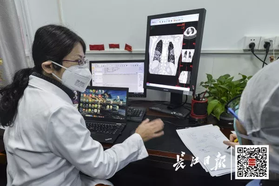 2月14日，中南醫院放射科，張笑春醫生和同事討論製訂詳細的CT診斷新冠肺炎方案。