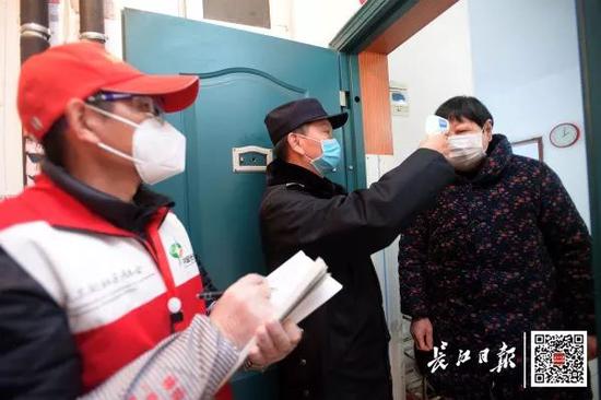 2月17日,东新分局茅店派出所民警张文昌和社区工作人员一起逐家逐户上门排查