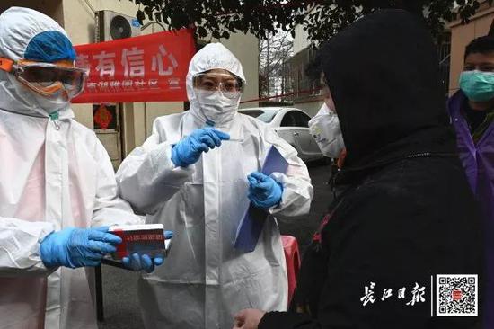 2月19日,南湖雅园社区工作人员在进行大排查和送药上门等工作