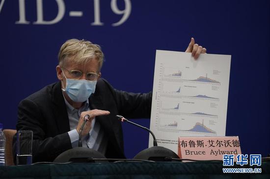2月24日，世界卫生组织先遣组总干事高级顾问布鲁斯·艾尔沃德在北京举行的新闻发布会上讲话。  新华社记者 邢广利 摄