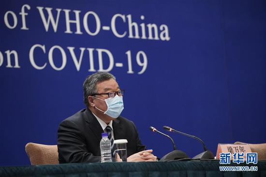 2月24日，国家卫生健康委新冠肺炎疫情应对处置工作专家组组长梁万年在北京举行的新闻发布会上讲话。 新华社记者 邢广利 摄
