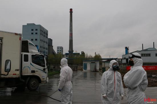 回收、转运、焚烧，另一群离传染源最近的人