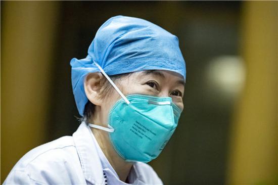 “疫情上报第一人”张继先在湖北省中西医结合医院接受采访（3月2日摄）。新华社记者 沈伯韩 摄