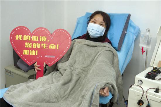 在武汉血液中心的中国医学科学院CPnCoV项目组，康复病人、来自汉口医院的护士蔡桃英在捐献血浆（2月17日摄）。她在2月22日重新返回医院上班。新华社记者 才扬 摄