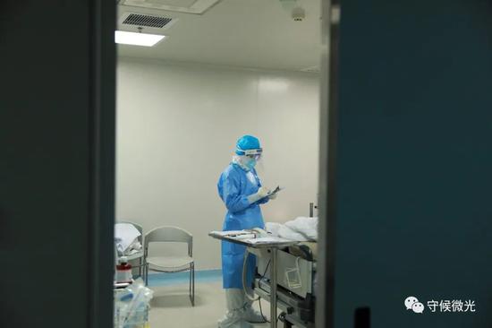 2月29日早晨两点,武汉市第一医院ICU阻隔病房里,护士郑旭旺正在填写患者输液不良逆答回报单。3天前放工路过ICU时,他看到病房里挤满了大夫和护士在给一位患者上“人造肺”(ECMO),那是他第一次与现在护理的病人见面。中⻘报·中青网见习记者 鲁冲/摄