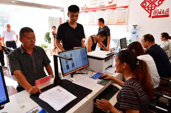 社区居民在河南省邓州市花洲街道办事处中州家园社区为民服务大厅办理业务 冯大鹏 摄
