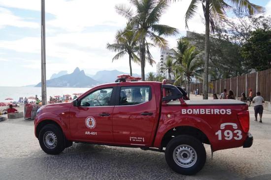 3月16日一早，在海滩上巡逻的消防车。里约州消防局供图