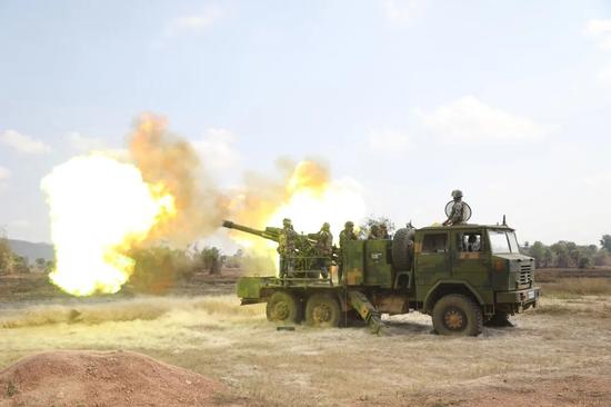 3月20日，中柬参训分队组织火炮实弹射击训练。