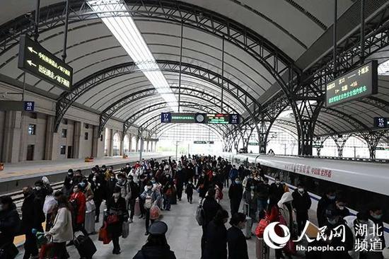  今天上午8时57分，从宜昌始发的D3008次动车组列车抵达汉口火车站。（代能跃 摄）