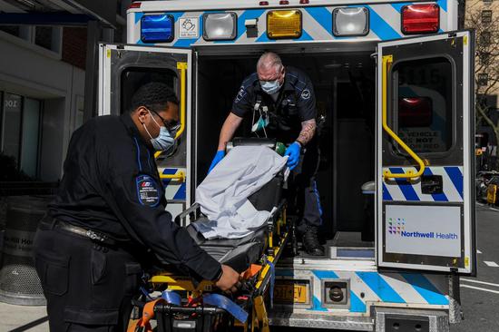 ↑周三，急救人员将患者送往纽约一家医院后，正替换担架的床单。图据《纽约时报》