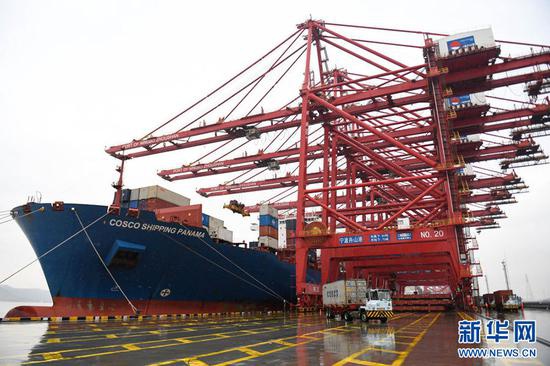 一艘货轮停靠在宁波舟山港梅山岛国际集装箱码头（2019年12月19日摄）。新华社记者 黄宗治 摄