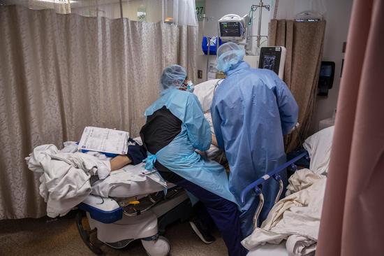 ↑本周，纽约布鲁克林一个人满为患的新冠肺炎患者病房。图据《纽约时报》