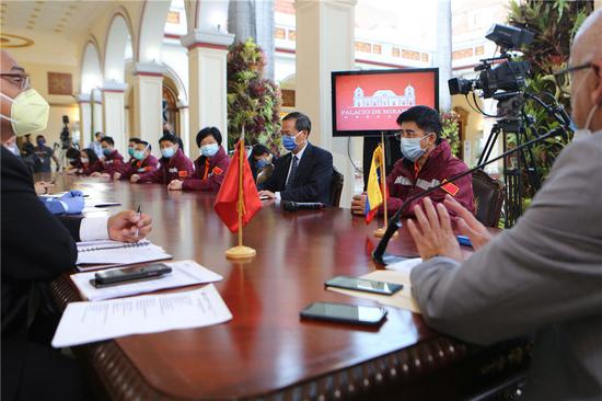 4月1日，在委内瑞拉首都加拉加斯总统府观花宫，中国抗疫医疗专家组成员同委疫情防控领导委员会举行工作会议。新华社发（委内瑞拉总统府供图）