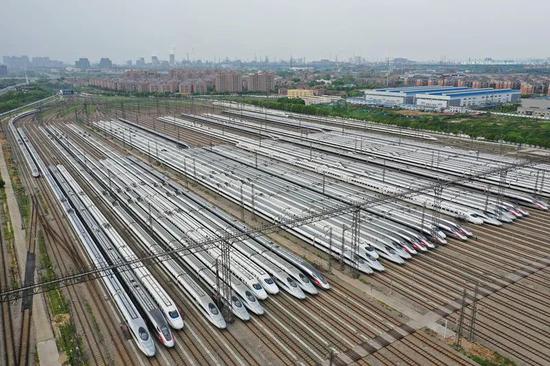 4月6日，武汉动车段高铁动车组静待重启。（湖北日报全媒记者  陈勇  通讯员  赵军  摄 ）