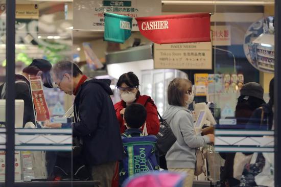 4月8日,在日本东京,顾客在一家超市内购物结账。新华社记者 杜潇逸 摄