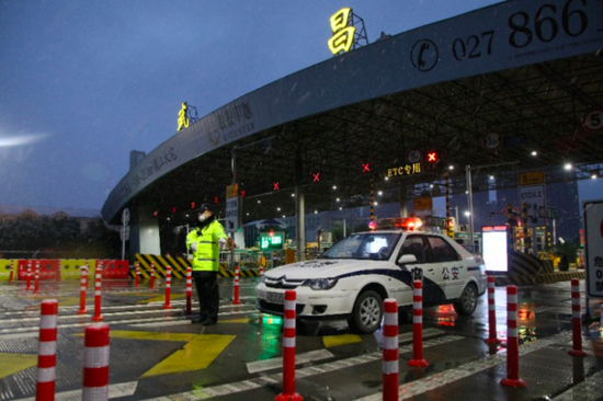 张家湾检查站民警冒着风雪检查车辆