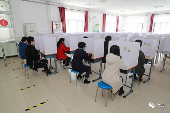  （食堂间隔用餐）