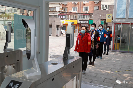  （依次间隔走过红外测温通道）