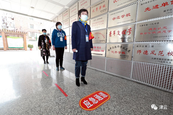  （依次走过应急通道）