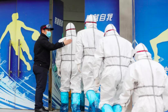 许奎（左一）率领10名突击队员，列队进入武汉全民健身中心方舱医院。