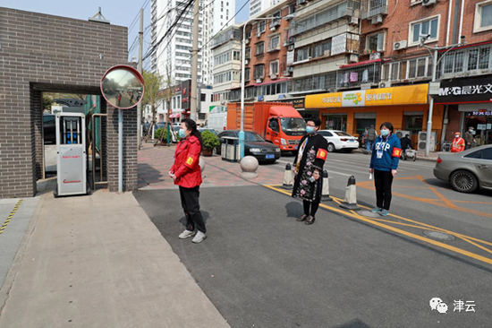  （校园门口间隔排队入校）