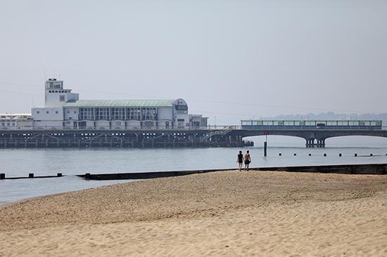 4月11日，复活节假期，在英国南部旅游地伯恩茅斯海滩与往日相比一片安静。  新华社 图