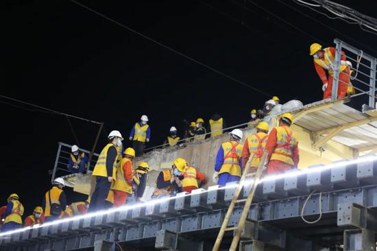 该工程为国内首次双线铁路曲线段换梁施工，需要将受损梁体整跨移出后，移入总重达460吨的整跨T梁及桥梁附属