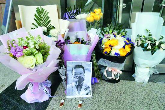 · 李文亮去世后，很多群众自发为他献花送行。