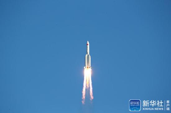 ↑5月5日，为我国载人空间站工程研制的长征五号B运载火箭在海南文昌首飞成功，正式拉开我国载人航天工程“第三步”任务的序幕。新华社发（屠海超 摄）