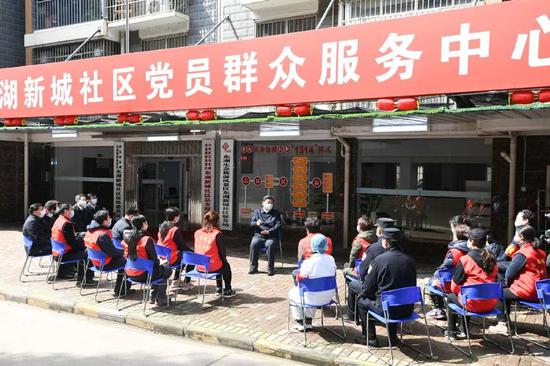 △3月10日,习近平来到武汉东湖新城社区党群服务中心,同社区工作者、基层民警、卫生服务站医生、下沉干部、志愿者等亲切交流。