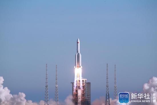 ↑5月5日，为我国载人空间站工程研制的长征五号B运载火箭在海南文昌首飞成功，正式拉开我国载人航天工程“第三步”任务的序幕。新华社发（屠海超 摄）