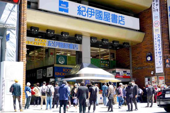 东京一书店恢复营业 顾客为买游戏攻略排起百人