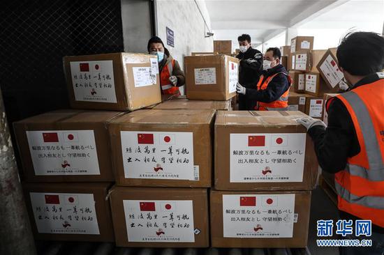 3月15日，辽宁省向日本和韩国捐赠的防疫物资分别搭乘两架中国南方航空的航班运往两国，这是工作人员将完成分类的捐赠物资入库。 新华社记者 潘昱龙 摄