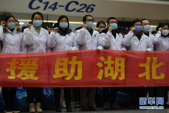 2月7日，在南昌昌北机场，江西省支援湖北医疗队成员在出发前宣誓。医疗队从南昌出发奔赴湖北随州开展疫情防控和救治工作。  新华社发（王琪 摄）