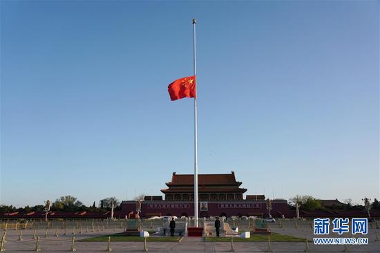 4月4日，北京天安门广场下半旗，表达对抗击新冠肺炎疫情斗争牺牲烈士和逝世同胞的深切哀悼。  新华社记者 鞠焕宗 摄
