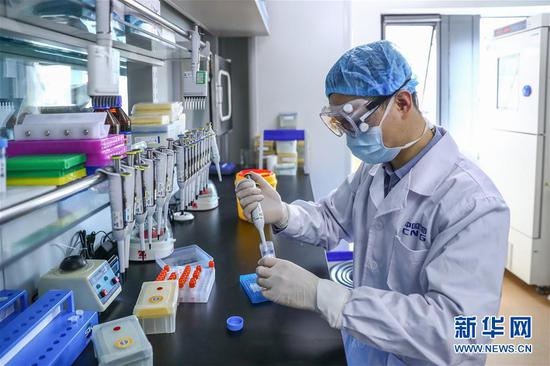 4月11日,工作人员在国药集团中国生物新冠疫苗生产基地质量检定部门对新型冠状病毒灭活疫苗样品进行杂质检测。 新华社记者 张玉薇 摄