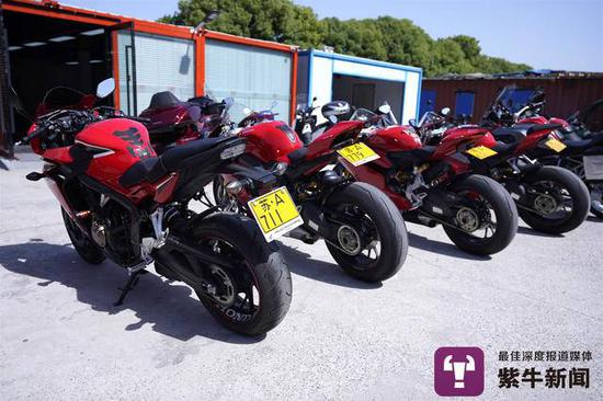 南京终极车行门口停着上好牌的摩托车