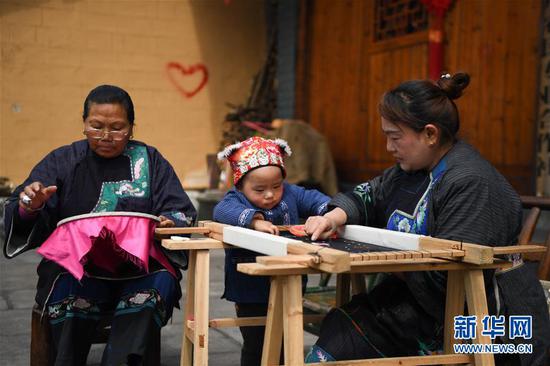 在湖南湘西土家族苗族自治州花垣县十八洞村，绣娘们在苗绣特产农民专业合作社制作苗绣，这是十八洞村发展的一项特色产业（4月24日摄）。新华社记者 薛宇舸 摄