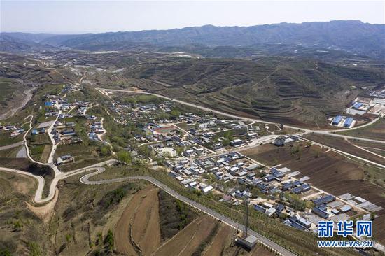 这是4月30日拍摄的宁夏固原市泾源县大湾乡杨岭村（无人机照片）。新华社记者 冯开华 摄