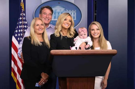 白宫新闻发言人首秀后，麦肯内妮和家人在发言台合影。
