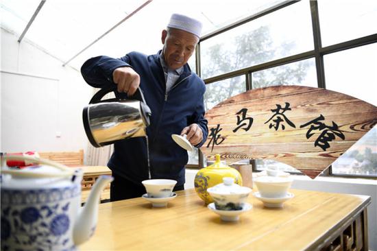 在宁夏固原杨岭村，村民马克俊在茶馆展示茶艺（2018年8月26日摄）。新华社记者 王鹏 摄
