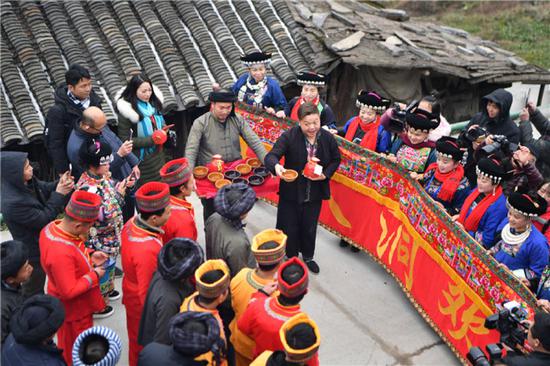 在湖南省花垣县十八洞村，新郎的迎亲队伍遇上新娘亲友“拦门”（2018年2月4日摄）。新华社记者 薛宇舸 摄