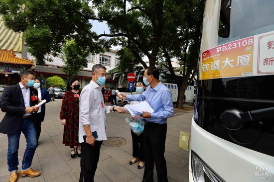 △21日下午，政协委员从驻地乘车去人民大会堂。（总台央视记者魏帮军拍摄）