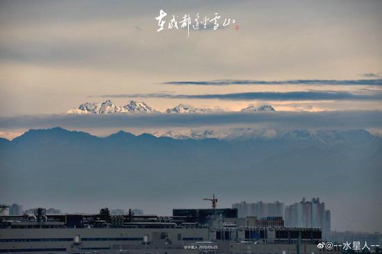 ↑成都今晨見到雪山 圖據(jù)網(wǎng)友@水星人