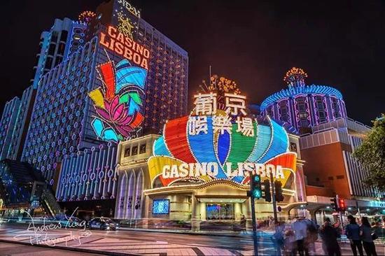 赌王何鸿燊逝世:4房太太,17个孩子,与5000亿家