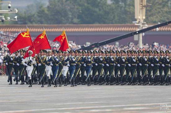  △2019年国庆阅兵仪式上，仪仗方队护卫党旗、国旗、军旗走在徒步方队的最前方。