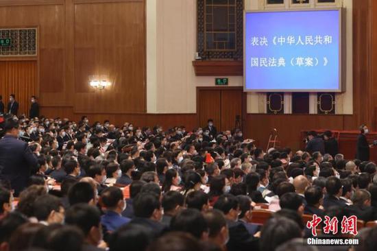 5月28日，第十三届全国人民代表大会第三次会议在北京人民大会堂举行闭幕会。会议经表决，通过了《中华人民共和国民法典》。 中新社记者 盛佳鹏 摄