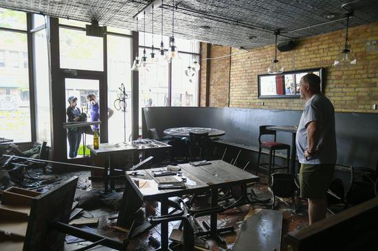 ↑明尼阿波利斯一家被抢劫者破坏的餐厅。图据《华尔街日报》